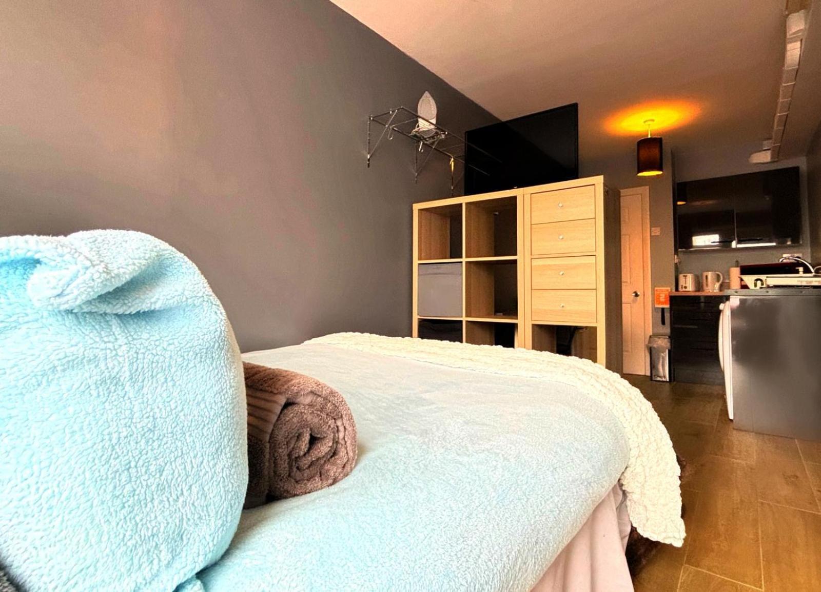 Shirley Apartments, Cozy Studio, Self Check In, 10 Min Drive To City Centre, Walking To Redbridge Train Station 사우샘프턴 외부 사진